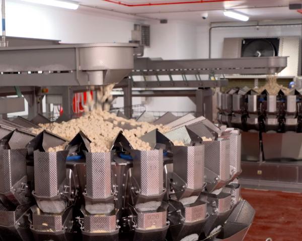 Заморожені продукти на лінії пакування компанії Ровема