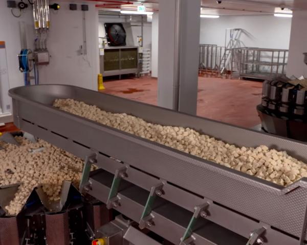 Заморожені продукти на лінії пакування компанії Ровема