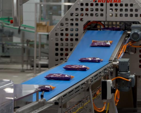 Заморожені продукти на лінії пакування компанії Ровема